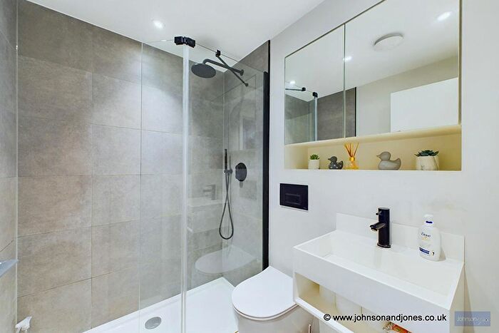 1 Bedroom Flat For Sale In Gogmore Lane, Chertsey, KT16