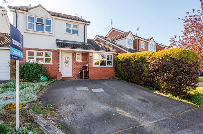 3 Bedroom Link Detached House For Sale In Notton Way, Lower Earley, Reading, RG6