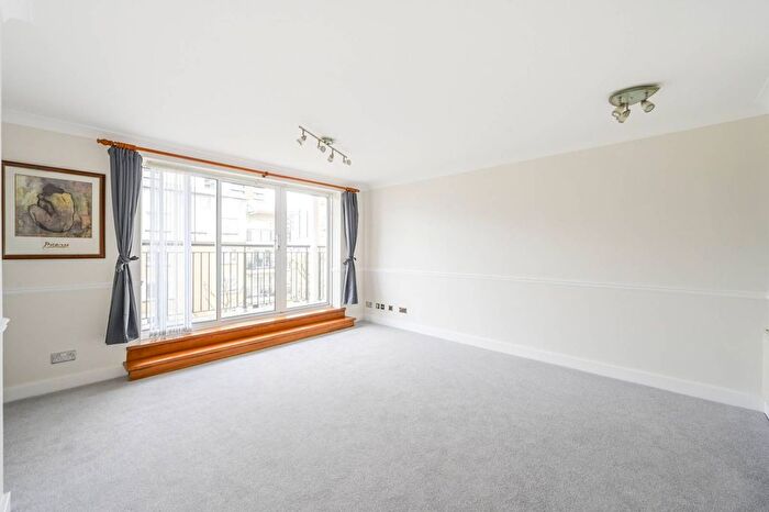 1 Bedroom Flat To Rent In Bartholomew Court, Docklands, London, E14