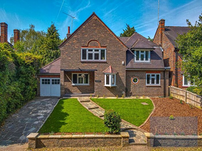 4 Bedroom Detached House For Sale In Brook Way, Chigwell, IG7