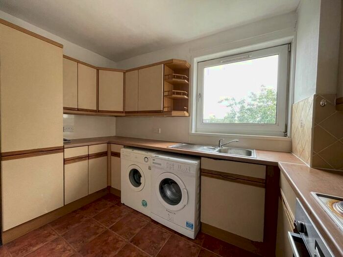 2 Bedroom Flat To Rent In Earn Crescent, Dundee, DD2