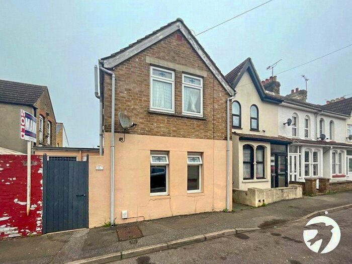 2 Bedroom Detached House To Rent In Osborne Road, Gillingham, Kent, ME7