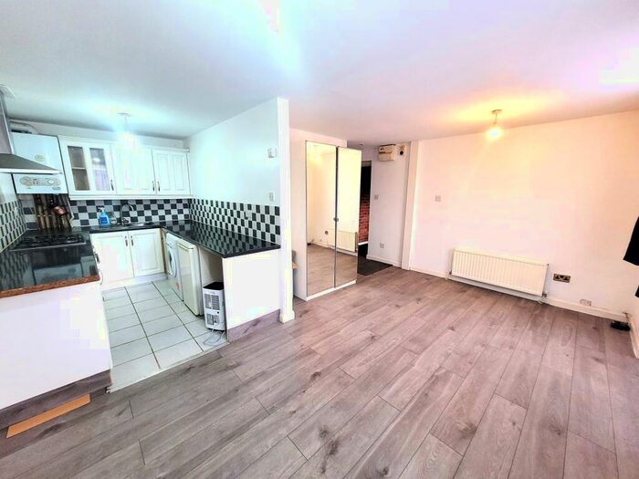 1 Bedroom Apartment To Rent In Rochfords Gardens, Slough, SL2