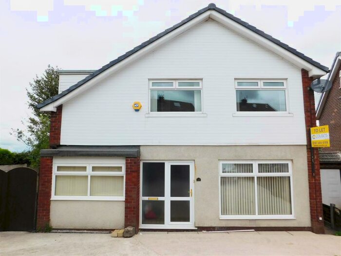 4 Bedroom Detached House To Rent In Holcombe View Close, Oldham, OL4