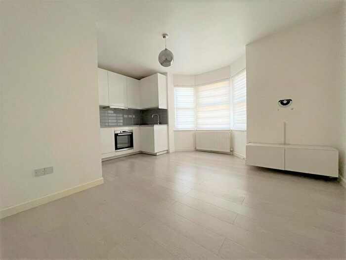 1 Bedroom Flat To Rent In York Road, Waltham Cross, EN8