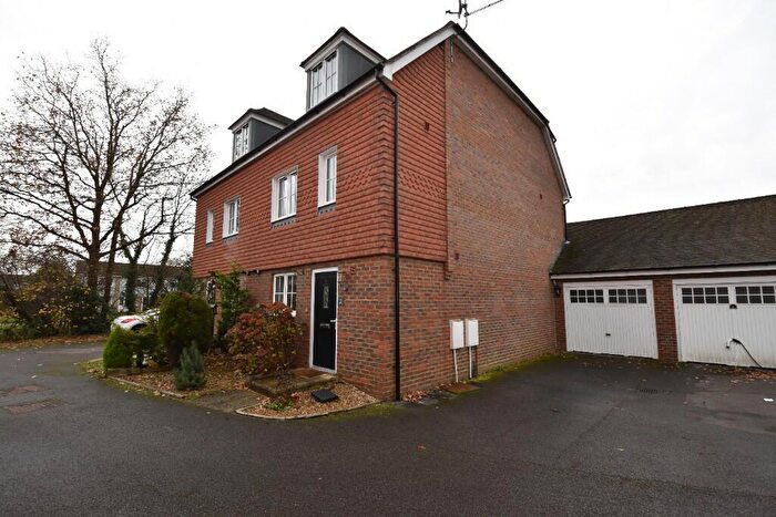 4 Bedroom Semi-Detached House To Rent In Little Meadow, Horley, Surrey, RH6