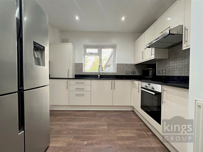 2 Bedroom Maisonette To Rent In Park Avenue, Enfield, EN1