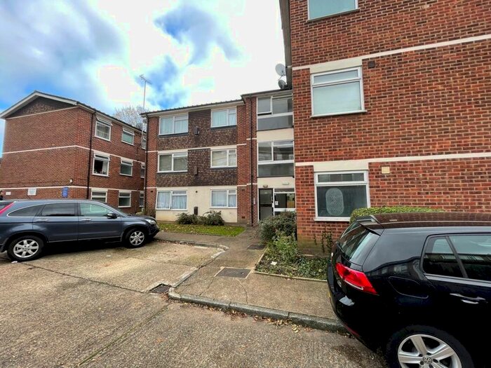 1 Bedroom Flat To Rent In Chase Road, London N14