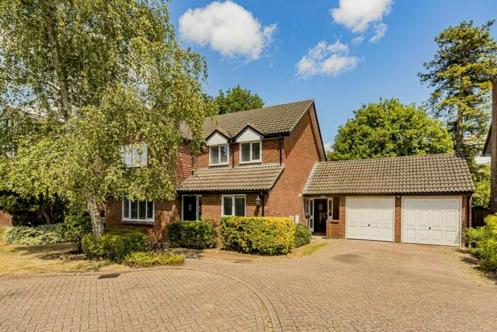 4 Bedroom House To Rent In St. Michaels Close, Worcester Park, KT4