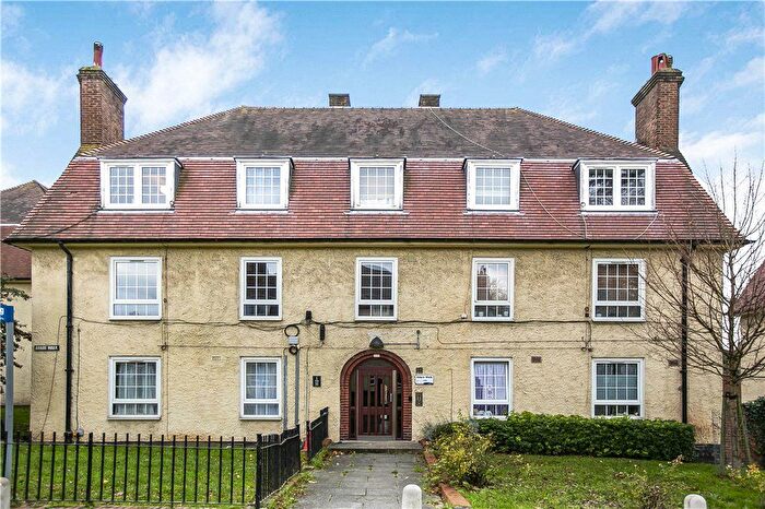 3 Bedroom Flat To Rent In Adare Walk, London, SW16