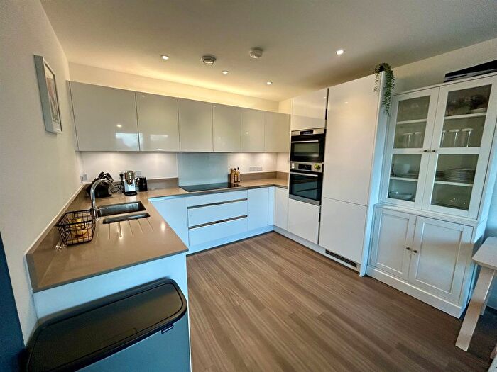 2 Bedroom Flat For Sale In Jackdaw Close, Romford, RM3