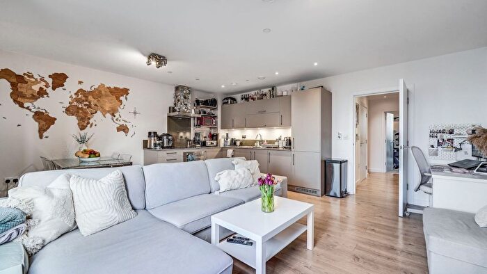 2 Bedroom Flat For Sale In London, London, E14