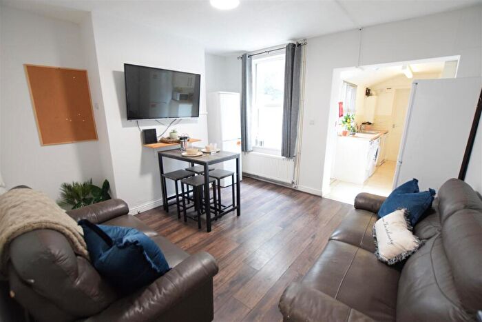 4 Bedroom Terraced House To Rent In Carholme Road - Student House - /, LN1