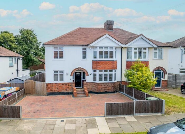 4 Bedroom Semi Detached House To Rent In Tavistock Avenue, St. Albans, Hertfordshire, AL1