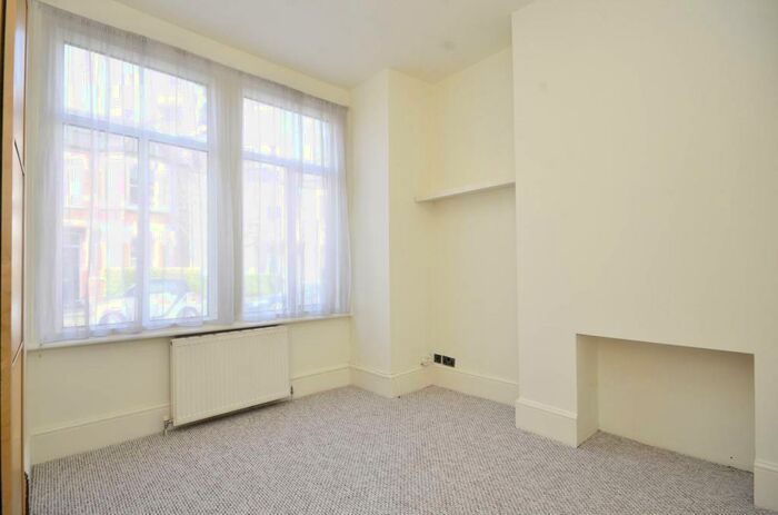 2 Bedroom Flat To Rent In Taybridge Road, Clapham Common North Side, London, SW11