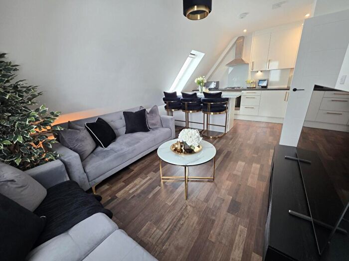 2 Bedroom Flat For Sale In St. Pauls Avenue, Slough, SL2