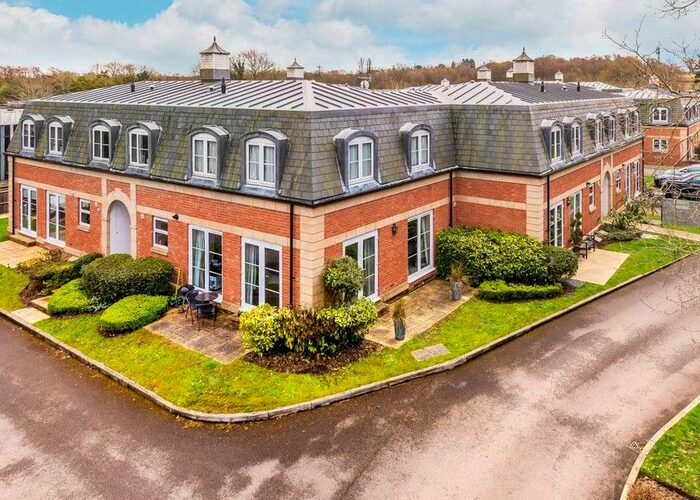 2 Bedroom Flat To Rent In Crabbett Park, Worth, Crawley, RH10