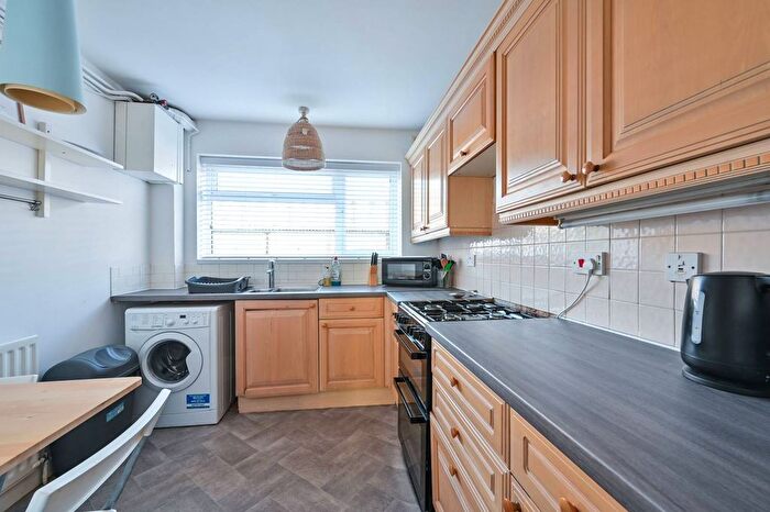 2 Bedroom Flat To Rent In Kingswood Close, Surbiton, KT6