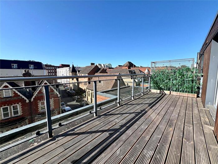 1 Bedroom Apartment For Sale In Martyr Road, Guildford, Surrey, GU1