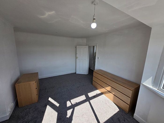 4 Bedroom Semi-Detached House To Rent In Leagrave Road, Luton, LU3