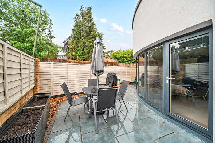 2 Bedroom Flat For Sale In Court Lane, Epsom, KT19