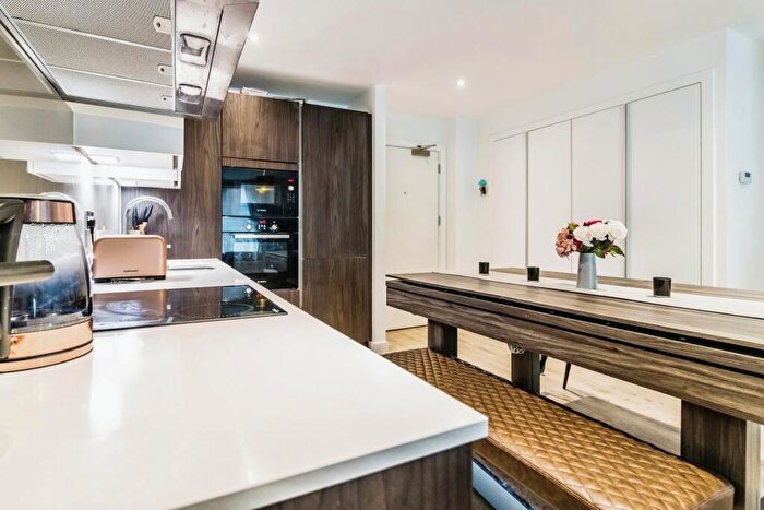 3 Bedroom Apartment For Sale In Finsbury Park, London, N4