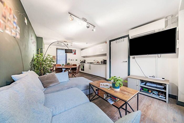 1 Bedroom Flat To Rent In Putney Bridge Road, Wandsworth Town, London, SW18