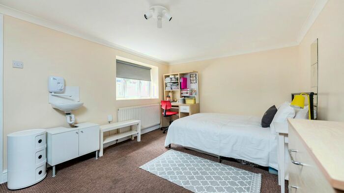 3 Bedroom Flat To Rent In Kings Cross Road, London, WC1X