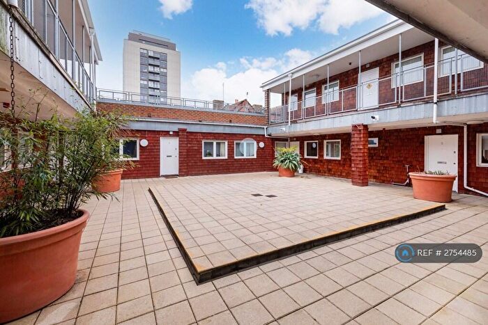 2 Bedroom Flat To Rent In The Hub, Maidenhead, SL6