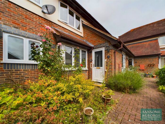 2 Bedroom Flat For Sale In Garrett Close, Kingsclere, Newbury, Hampshire, RG20