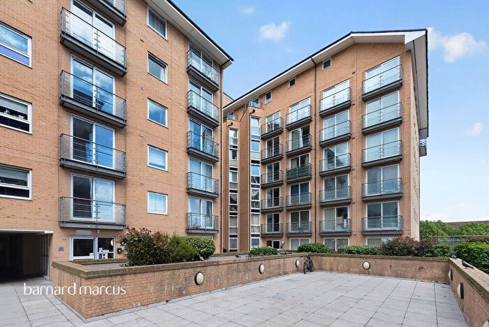 2 Bedroom Flat For Sale In Bedfont Lane, Feltham, TW13