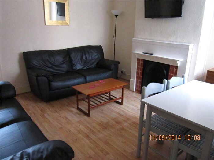 6 Bedroom House To Rent In Warwards Lane, Birmingham, B29