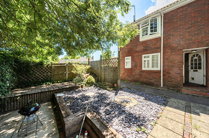 1 Bedroom Apartment For Sale In Finnart Close, Weybridge, Surrey, KT13