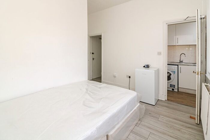 Studio To Rent In Pitcairn Road, Mitcham, CR4