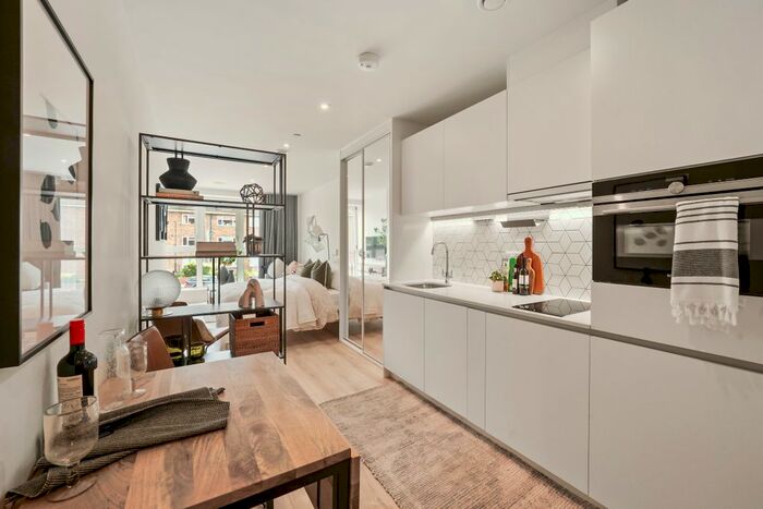 1 Bedroom Flat To Rent In Coombe Hill House, London, SW20