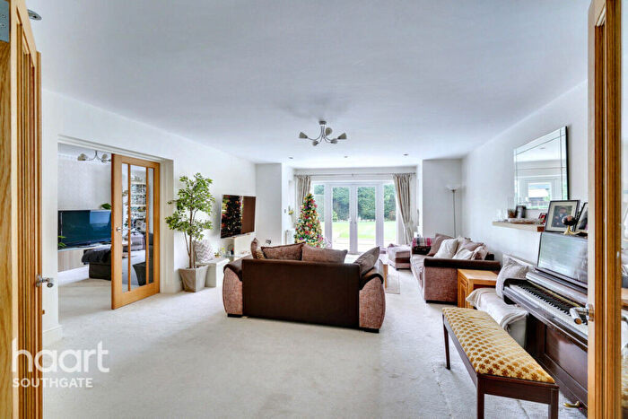 5 Bedroom Bungalow For Sale In Jennings Way, Barnet, EN5