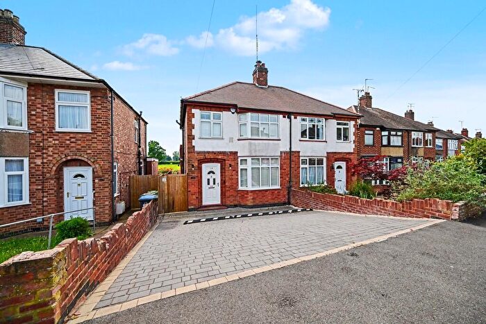 3 Bedroom Semi-Detached House For Sale In Pytchley Road, Rugby, CV22