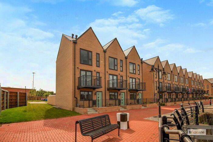 3 Bedroom End Of Terrace House To Rent In Quaterdeck Walk, Colonial Wharf, ME4