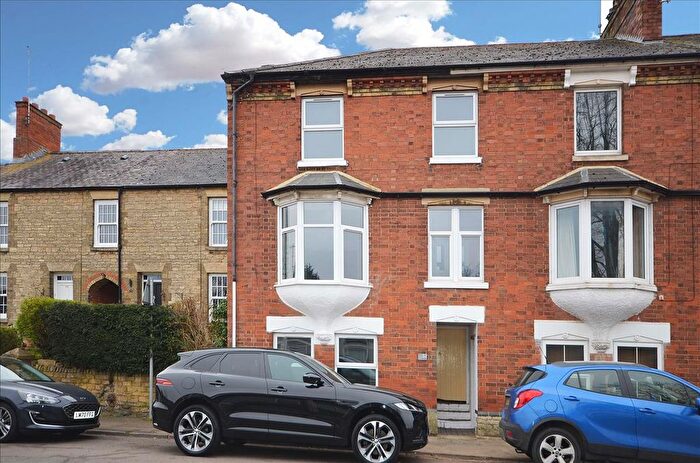 3 Bedroom End Of Terrace House For Sale In Grove Street, Raunds, Northamptonshire, NN9