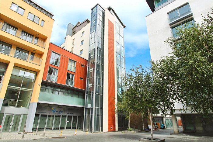 2 Bedroom Flat To Rent In Hardwicks Square, London, SW18