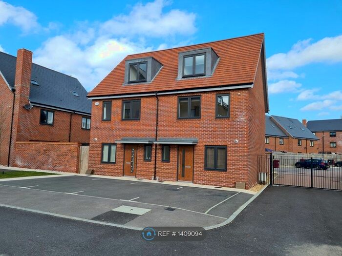 3 Bedroom Semi-Detached House To Rent In Ruston Close, Reading, RG2