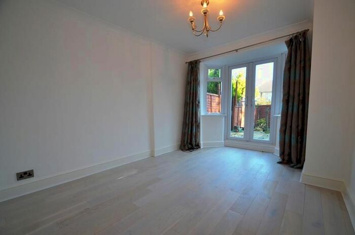 2 Bedroom Flat To Rent In Beechwood Avenue, Ruislip, HA4