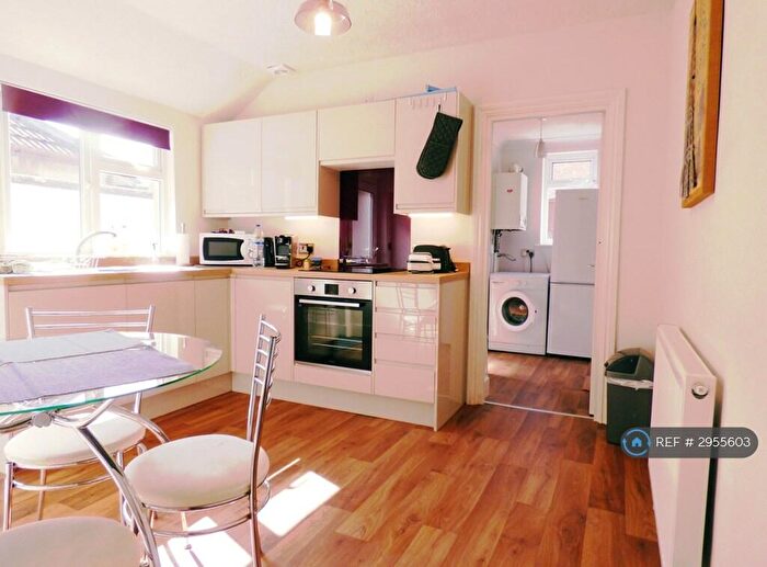2 Bedroom Flat To Rent In Clifton Road, Littlehampton, BN17