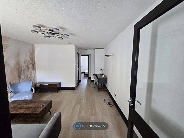 1 Bedroom Flat To Rent In School House Gardens, Loughton, IG10