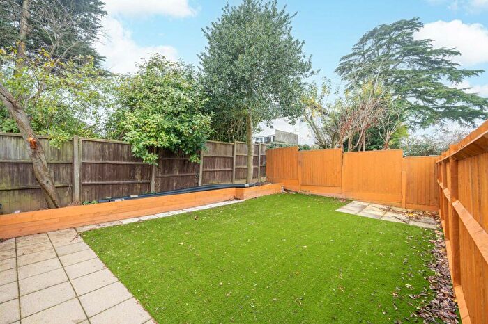 3 Bedroom Flat To Rent In Warwick Road, High Barnet, Barnet, EN5