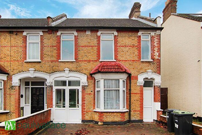 3 Bedroom End Of Terrace House For Sale In Park Road, Enfield, EN3