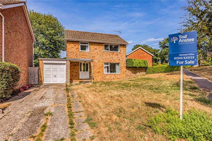 3 Bedroom Detached House For Sale In Worcester Road, Chichester, West Sussex, PO19