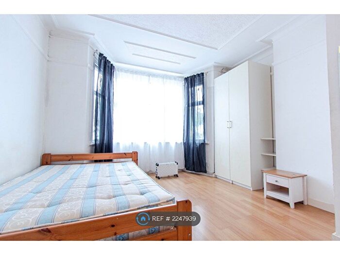 Studio To Rent In Hallswelle Road, London, NW11