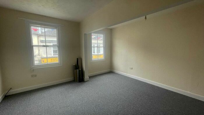 2 Bedroom Flat To Rent In Holyrood Street, Chard, TA20