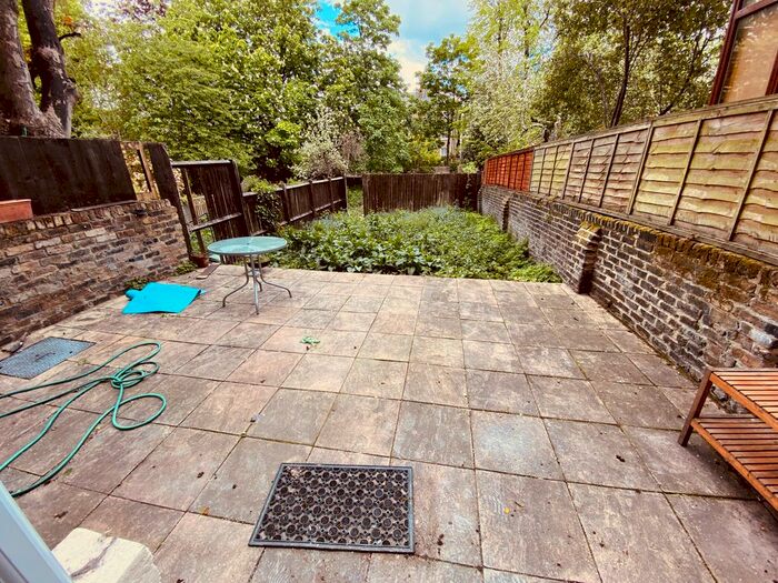 Studio To Rent In Pleshey Road, London, N7